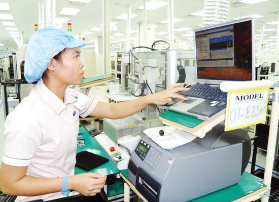 A worker at Samsung Vietnam (Photo: SGGP) A worker at Samsung Vietnam (Photo: SGGP)